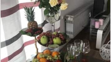 Apartment, 2 Schlafzimmer | Essbereich im Zimmer