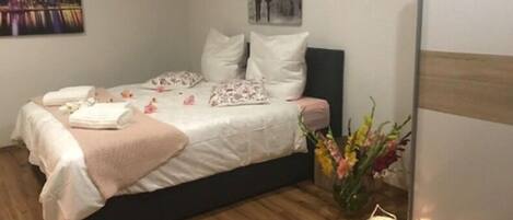 Apartment, 2 Schlafzimmer | 2 Schlafzimmer, kostenloses WLAN, Bettwäsche