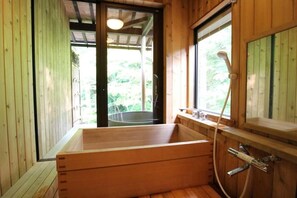 Casa (Japanese Style) | Banheiro | Chuveiro/banheira combinados, secador de cabelo