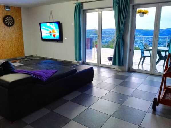 Comfort Apartment, Mountain View (Fewo 1) | Hypo-allergenic bedding, free WiFi, bed sheets - 3 Zimmer-Apartment mit Weitblick (Gummersbach)