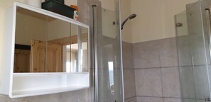 Apartment, 2 Schlafzimmer (mit Weitblick) | Badezimmer | Haartrockner, Handtücher, Toilettenpapier
