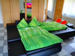 Comfort Apartment, Mountain View (Fewo 1) | Living area | Flat-screen TV - 3 Zimmer-Apartment mit Weitblick (Gummersbach)