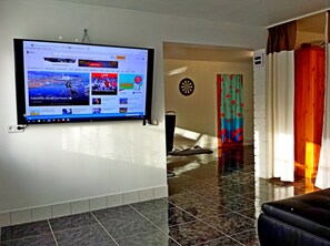 Apartment, Garden View (Fewo 2) | Television - 3 Zimmer-Apartment mit Weitblick (Gummersbach)