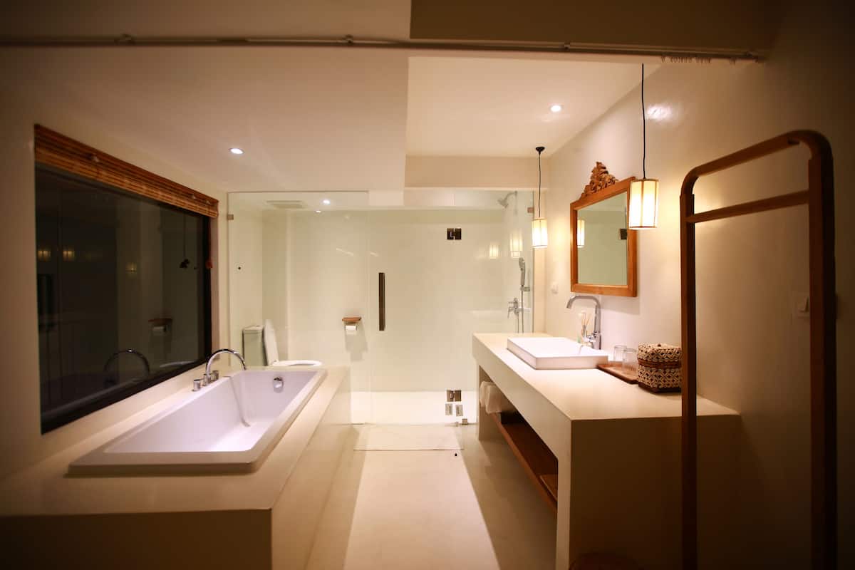 Deluxe King Size Room (201) | 1 bedroom, desk, soundproofing, free WiFi
