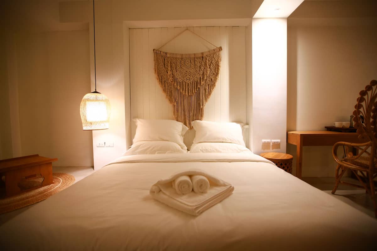 Deluxe King Size Room (402) | 1 bedroom, desk, soundproofing, free WiFi