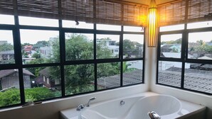 Two-Story Deluxe Suite (303) | Desk, soundproofing, WiFi (free) - Zero Chiangmai (Chiang Mai)