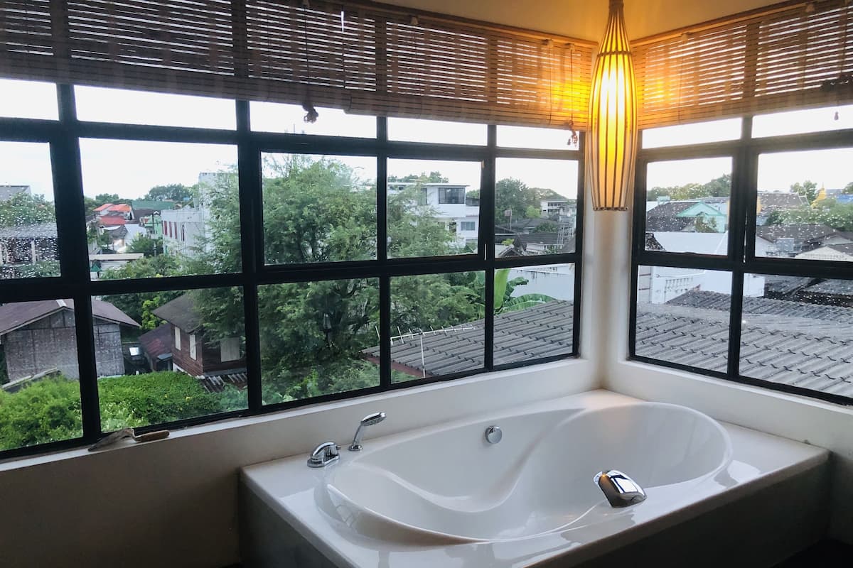 Two-Story Deluxe Suite (303) | 1 bedroom, desk, soundproofing, free WiFi