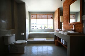Deluxe King Size Room (302) | Desk, soundproofing, free WiFi - Zero Chiangmai (Chiang Mai)