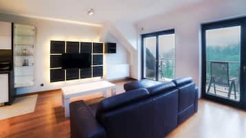 Apartment (404) | 1 bedroom, laptop workspace, iron/ironing board, bed sheets