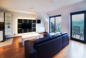 Espacio para trabajar con laptop y tabla de planchar con plancha 