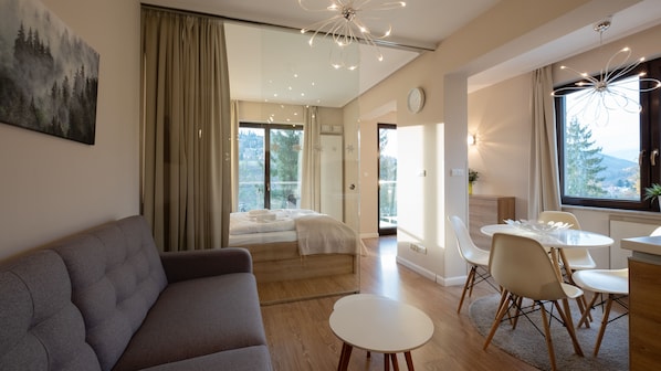 Appartement (302) | Een laptopwerkplek, een strijkplank/strijkijzer, beddengoed