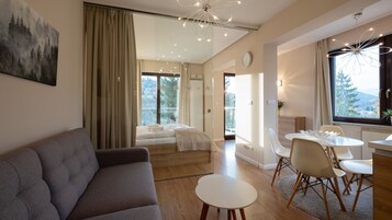 Espacio para trabajar con laptop y tabla de planchar con plancha 