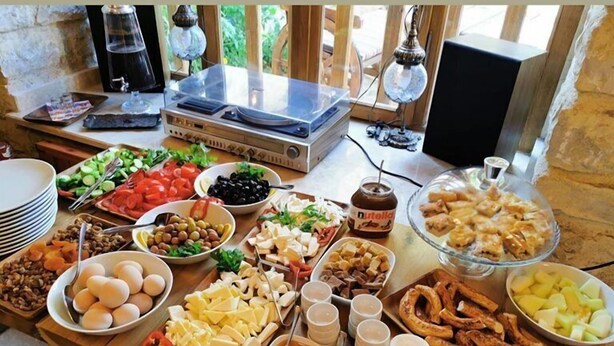 Ein reichhaltiges Buffet mit verschiedenen Speisen und Beilagen.