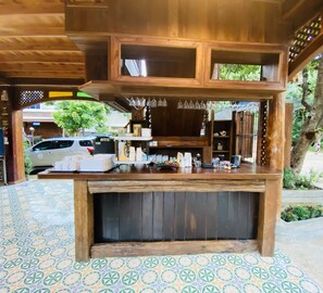 Serveert lunch en diner, lokale gerechten