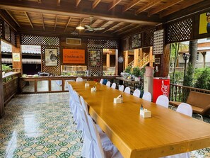 Makan tengah hari dan makan malam dihidangkan, masakan tempatan 