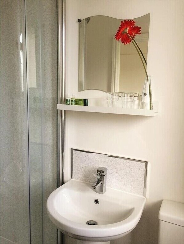 Shower, hair dryer, towels - Ingram Arms (Doncaster)