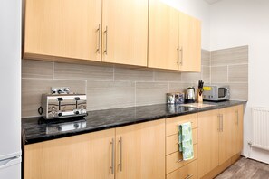 Casa, 3 habitaciones | Cocina privada | Refrigerador, microondas, horno y tetera eléctrica 