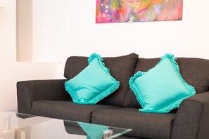 Casa, 3 habitaciones | Sala de estar | Televisión de pantalla plana 