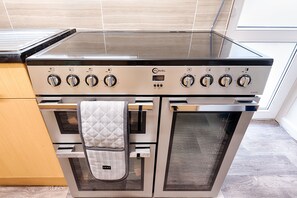 Casa, 3 habitaciones | Cocina privada | Refrigerador, microondas, horno y tetera eléctrica 