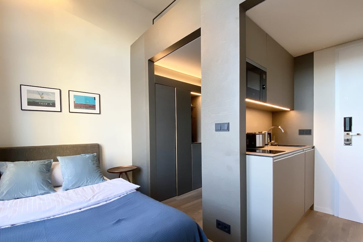 Estudio básico | Ropa de cama hipoalergénica, escritorio y cortinas blackout
