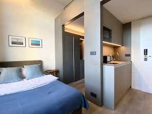 Basic Studio | Hypo-allergenic bedding, desk, blackout drapes, free WiFi