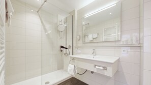Quarto solteiro conforto | Banheiro | Chuveiro, produtos de toalete grátis, secador de cabelo 