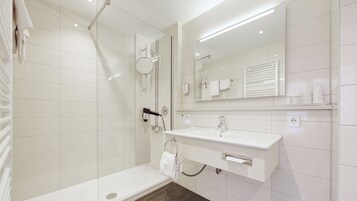 Quarto solteiro conforto | Banheiro | Chuveiro, produtos de toalete grátis, secador de cabelo