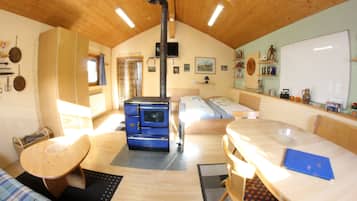 Comfort Cabin, Non Smoking, Garden Area | Iron/ironing board, free WiFi, bed sheets