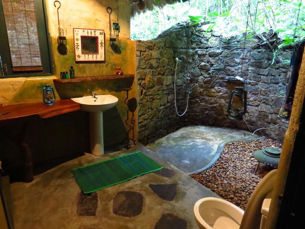 Forest Lodge | Bathroom | Shower, rainfall showerhead, free toiletries, bidet