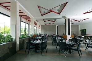 3 restoran, sarapan dihidangkan 