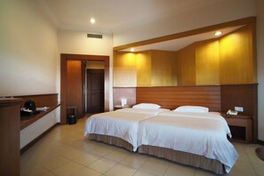 Desk, free WiFi - Niagara Hotel Lake Toba & Resorts (Parapat)