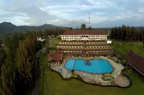 Front of property - Niagara Hotel Lake Toba & Resorts (Parapat)