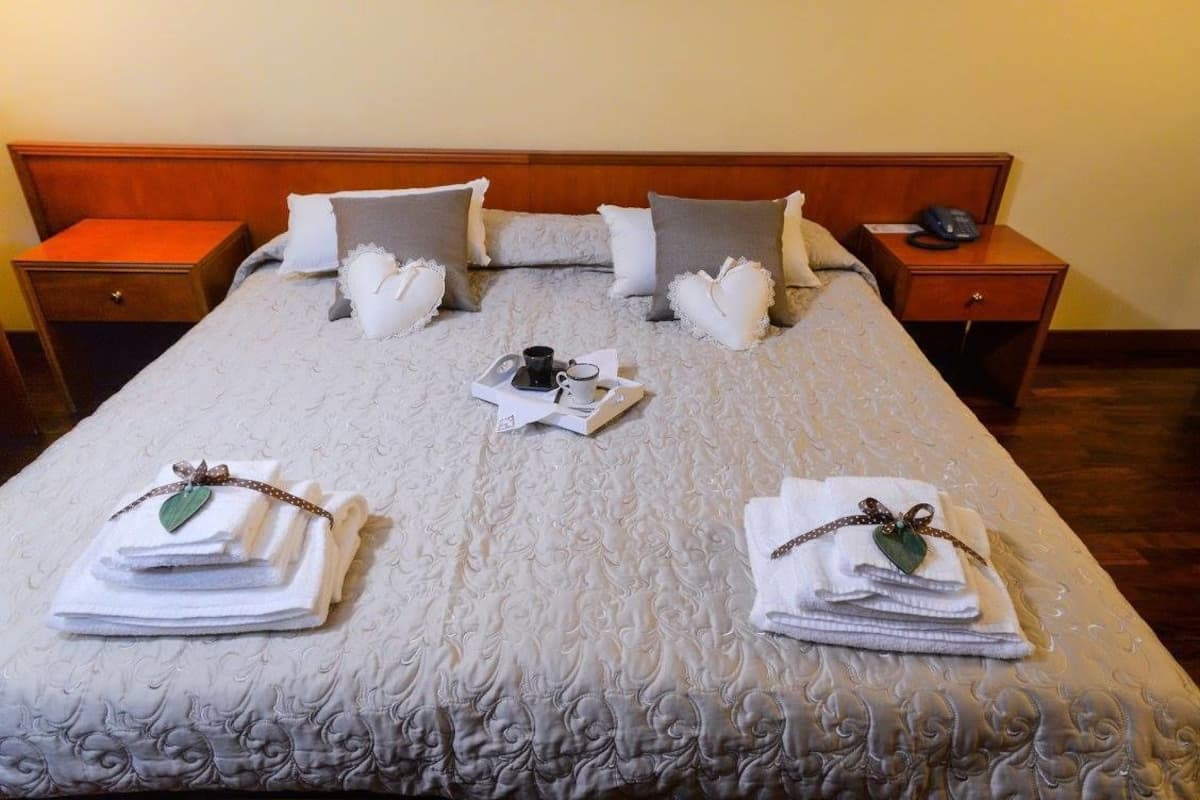 Vierpersoonskamer, 2 slaapkamers, kamers met tussendeur | 1 slaapkamer, een bureau, een strijkplank/strijkijzer, babybedden