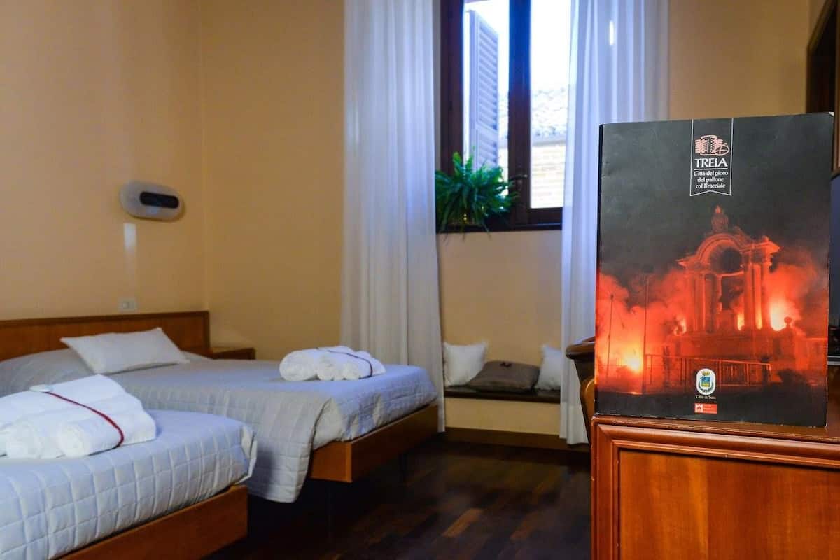 Driepersoonskamer, privébadkamer | 1 slaapkamer, een bureau, een strijkplank/strijkijzer, babybedden