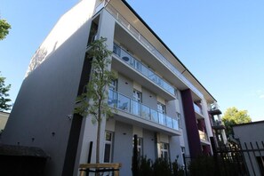 A multi-story residential building with balconies, large windows, and a modern architectural design. - Apartamenty Nowa Kamienica (Czestochowa)