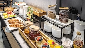 A buffet setup with various food items and beverages. - Apartamenty Nowa Kamienica (Czestochowa)