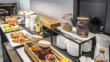 Desayuno buffet diario (PLN 40 por persona)