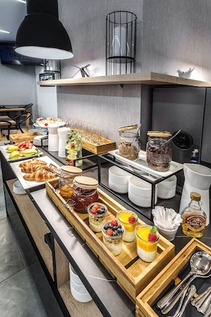 Desayuno buffet diario (PLN 40 por persona)