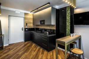 Full-size fridge, microwave, oven, stovetop