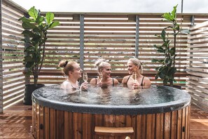 Outdoor spa tub - Hotel Brandan (Tórshavn)