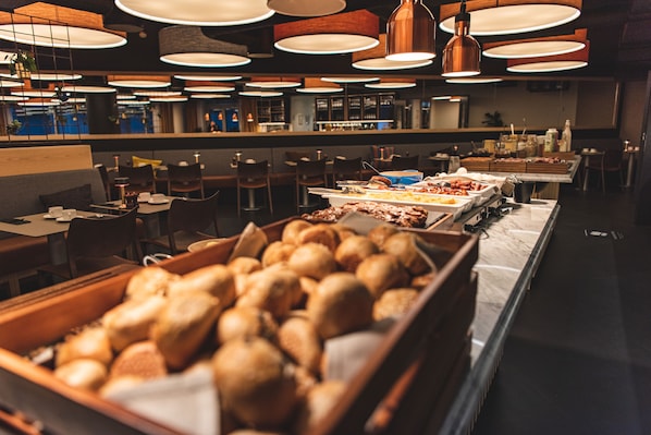 Breakfast (DKK 189 per person)
