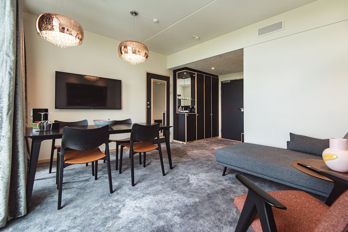 Suite | Living area | 50-cm flat-screen TV with digital channels, TV, Netflix