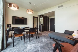 Suite | Sala d'estar | Televisor de pantalla plana de 50 cm amb canals digitals i televisor 