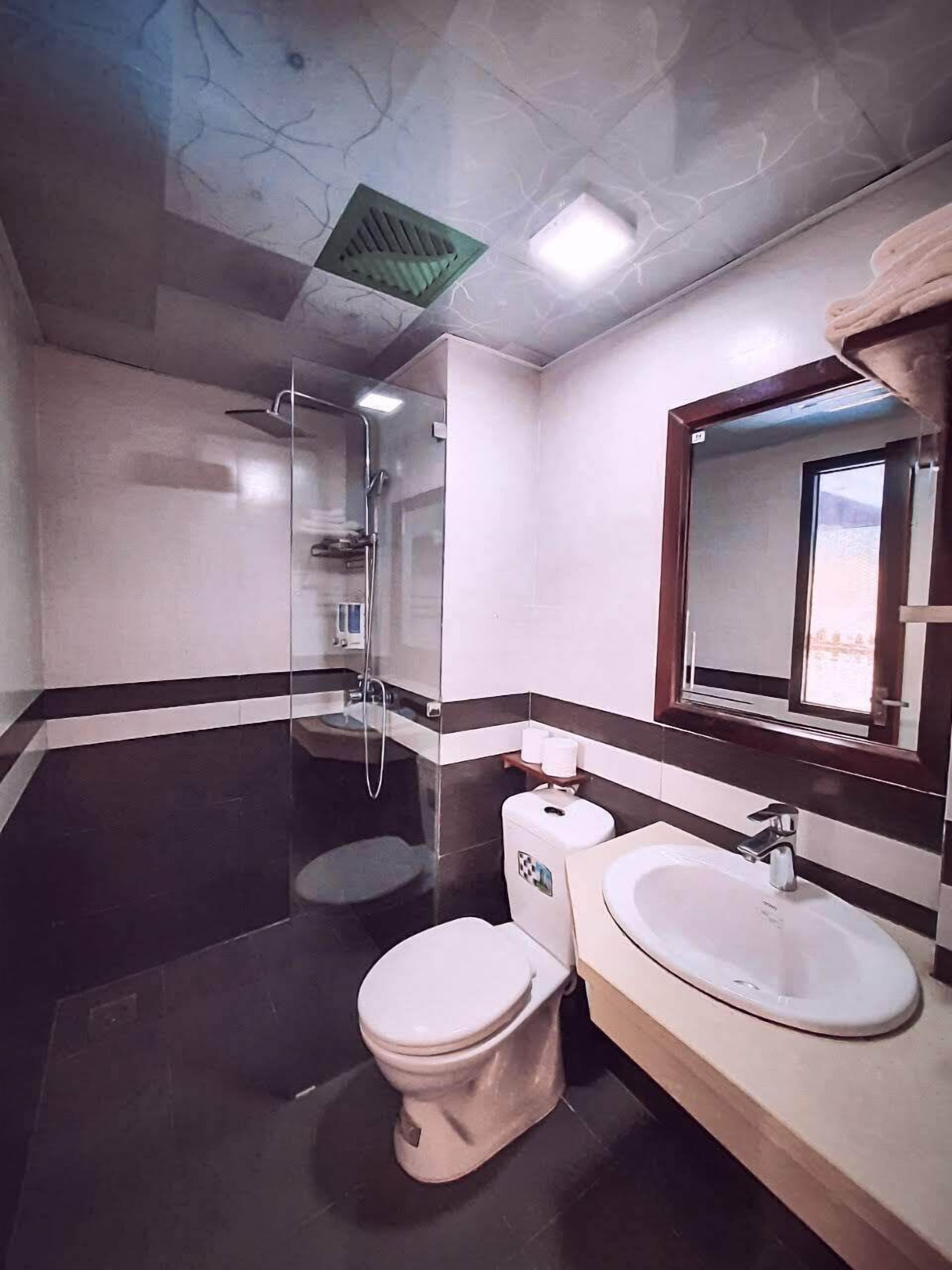 Superior Twin Room | Bathroom | Shower, rainfall showerhead, eco-friendly toiletries, hair dryer