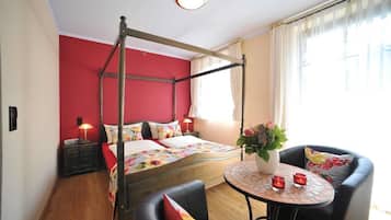 Habitación doble | Decoración personalizada, muebles diferentes y escritorio