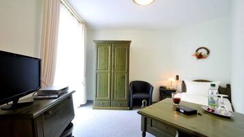 Single Room | Individually decorated, individually furnished, desk, soundproofing