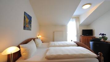 Doppelzimmer | Individuell dekoriert, individuell eingerichtet, Schreibtisch