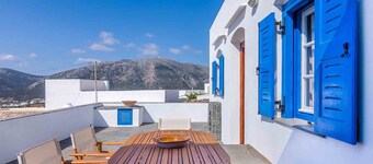 Spacious 2 Bedroom House with Fantastic Yard