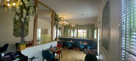 Café da manhã completo grátis todos os dias. Royal Sportsman Hotel