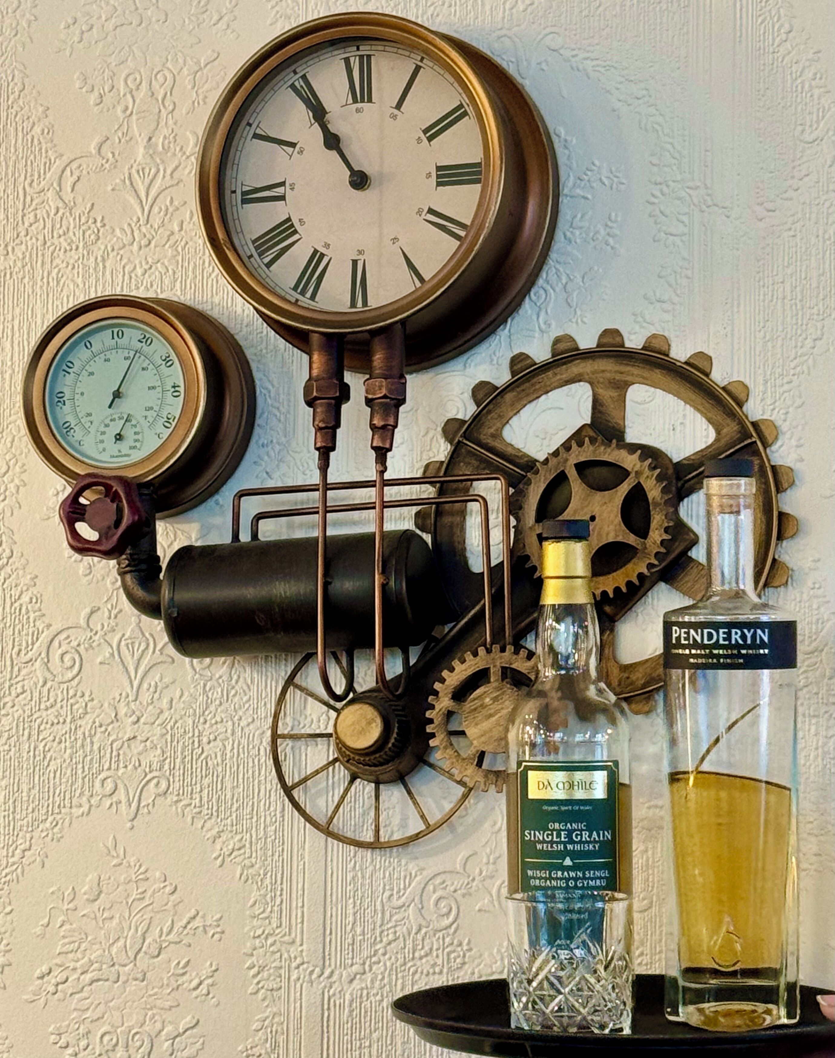 Egy falióra, egy barométer és két üveg whisky egy polcon.